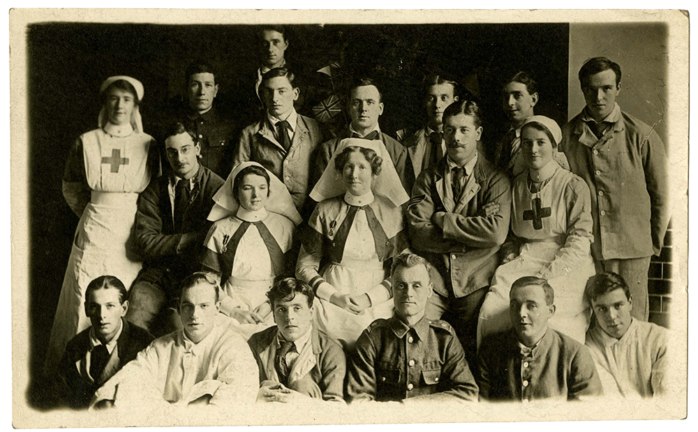 Postcard of nurses and soldiers at First Northern Hospital